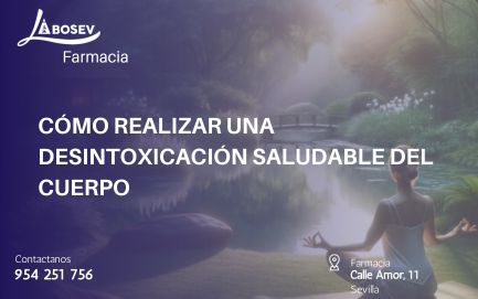 Mujer practicando yoga en un entorno natural tranquilo, rodeada de vegetación y un estanque pequeño, simbolizando la desintoxicación y la conexión con la naturaleza.
